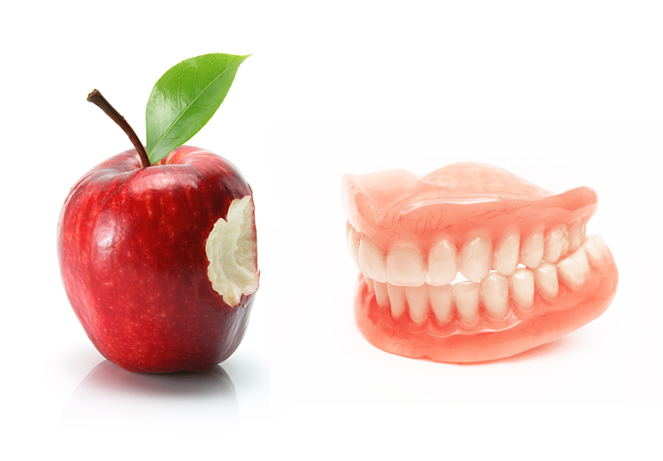 ご年配の方がリンゴをかじるイメージ写真